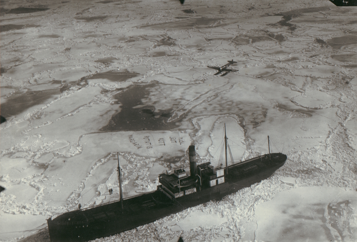 En i Öresund vintern 1929 infrusen ångare "Siva" har på isen målat vad de önskar i proviantväg.