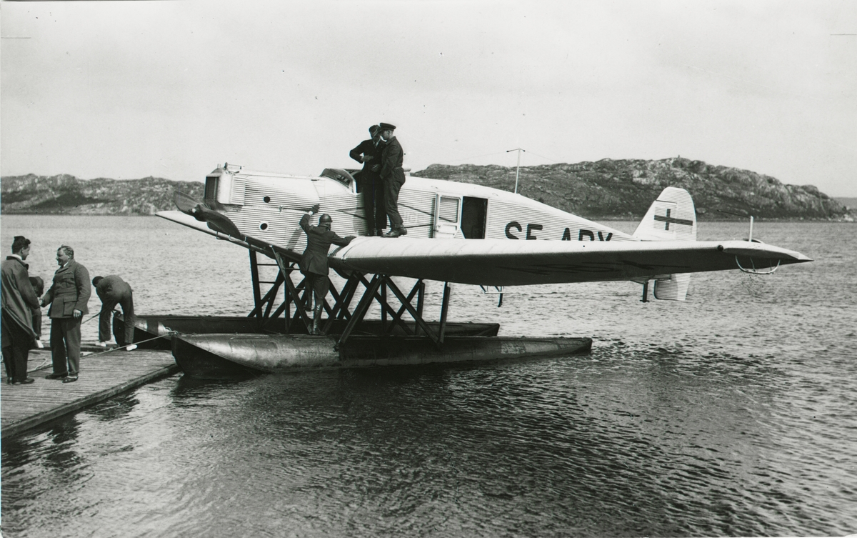 Ahrenberg (på bryggan) anländer till Bergen vid sitt Atlantflygningsförsök 1929. Planet är en Junkers F13 och det var det första civila helmetallplanet. Det tillverkades 1919-1932.