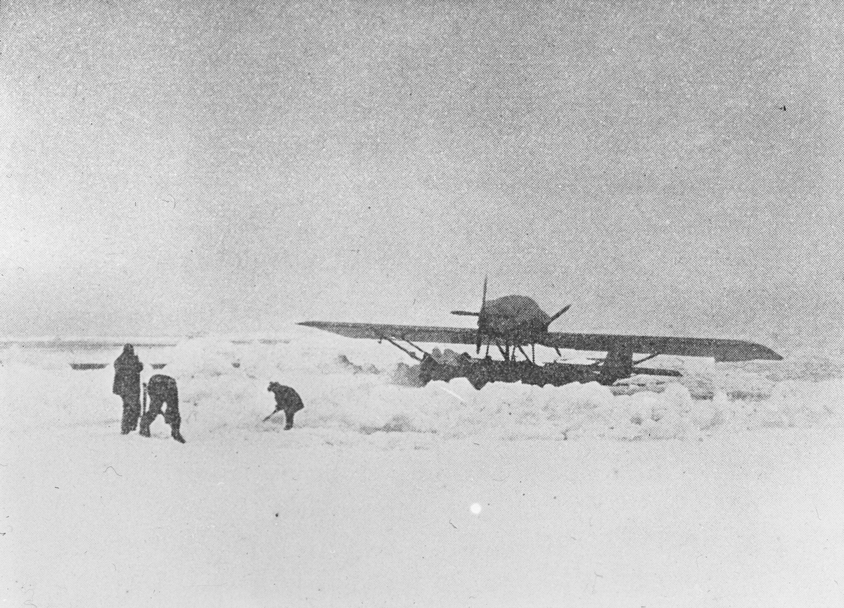 Skioptikonbild med motiv av flygplan som landat på isen.