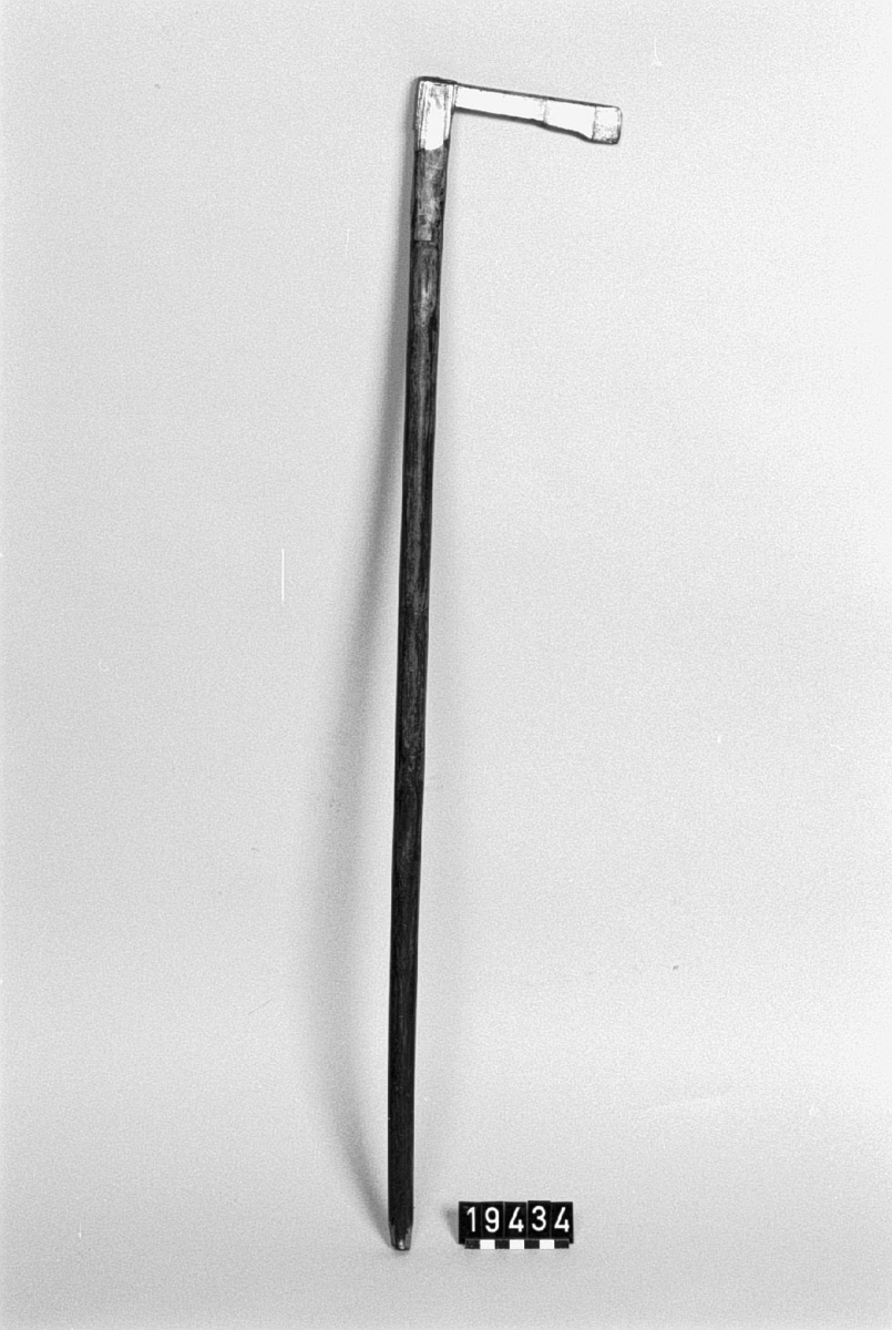 Bergsmanskäpp med pärlemorinläggningar i axet, käppen troligen av ask. Inristat: "1765 Anders Dahl" (denna pärlemorbit troligen yngre än de andra).