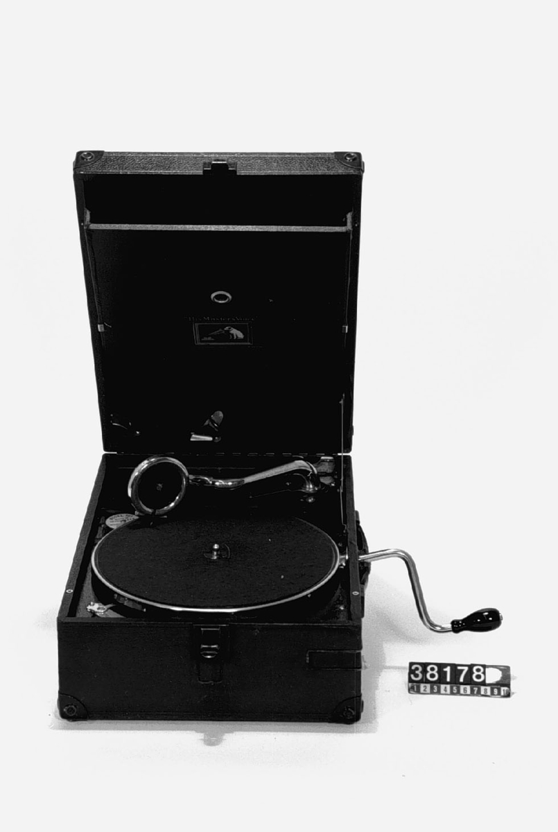 Resegrammofon med fjäderverk och vev, i låda klädd med svart konstläder. 25 cm skivtallrik. Hastighet 78 v/min. Ljuddosa HMV 4
