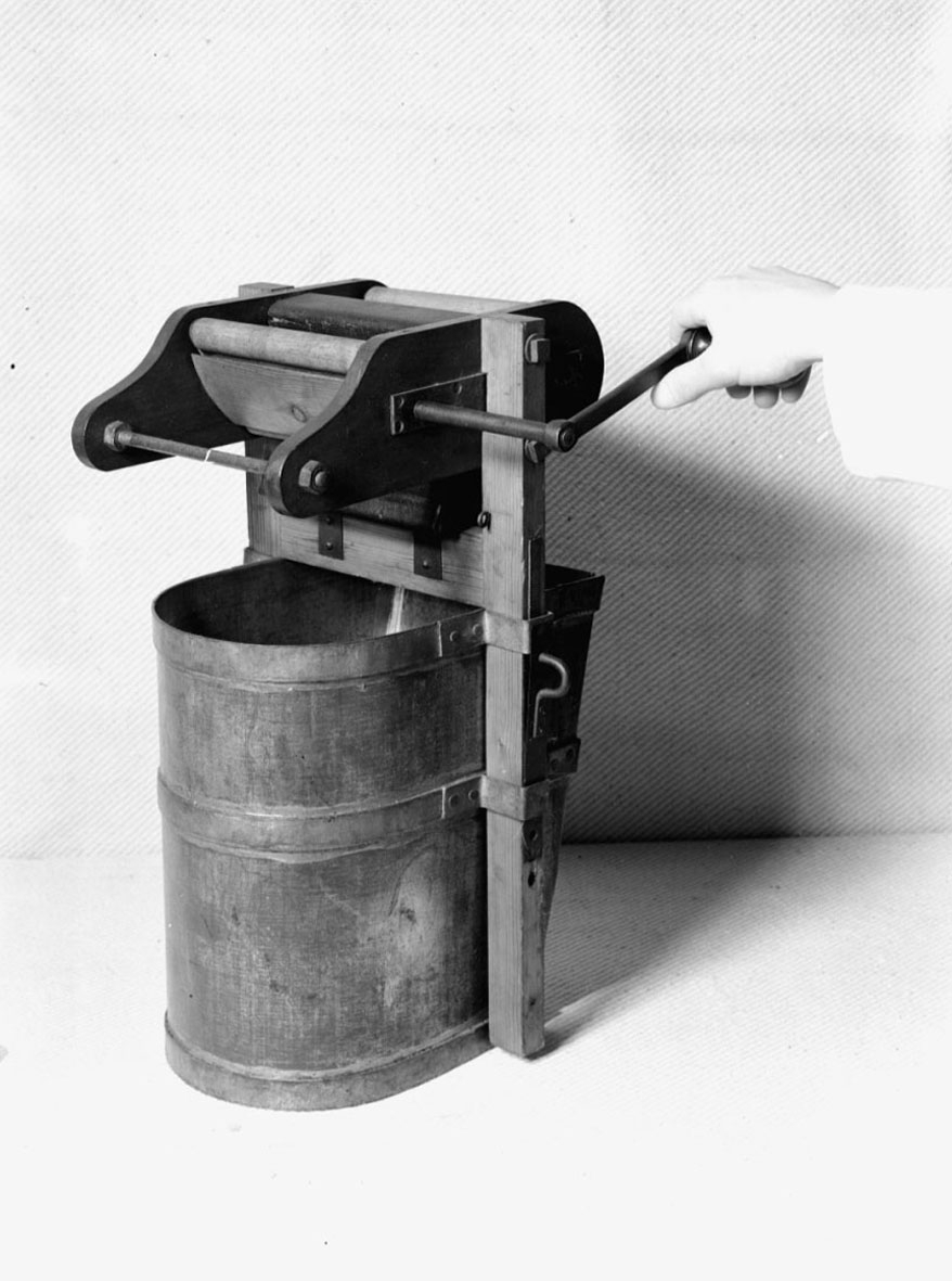 Mjölkningsapparat, från G. de Lavals första experiment. Apparat att mjölka genom utväxling och två vingar med rullar som för spenarna mot en mellanvägg av gummiplattor.