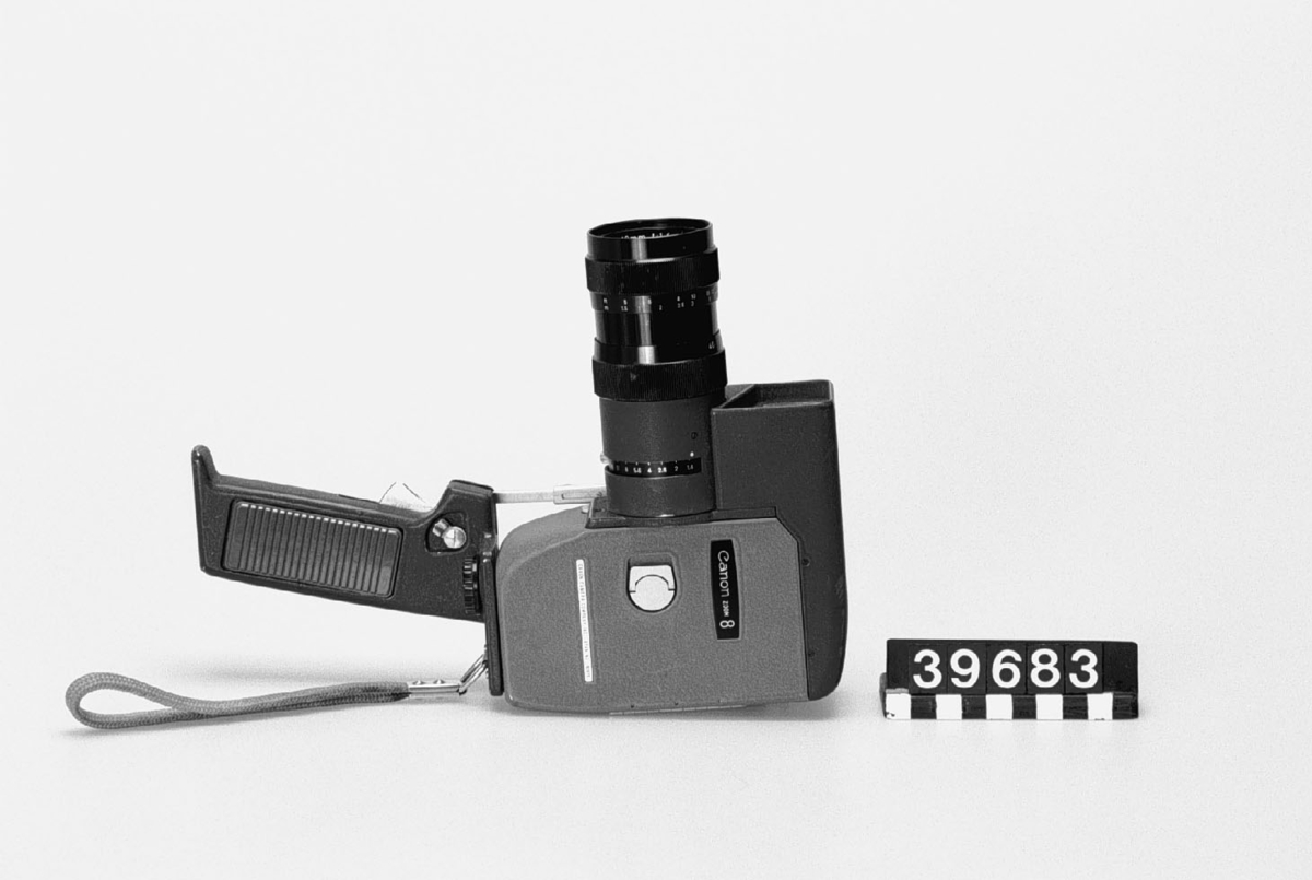 Filmkamera med inbyggd exponeringsmätare. Objektiv: Canon C-8, 10-40 mm, f:1,4.
Tillbehör: Handtag.