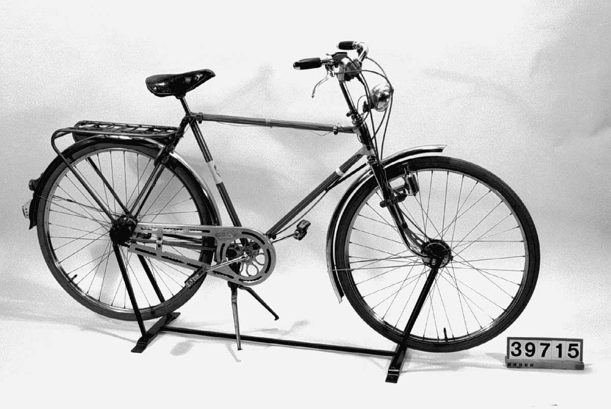 Cykel utrustad med treväxlat nav av märket Sturmey Archer (England) och hastighets mätare VDO. Handbromsar på båda hjulen. Belysning av märket Bosch. Framnav från 1948.