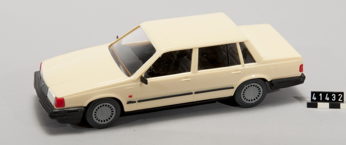 Bilmodell i skala 1:20 av plast, i originalkartong med engelsk text. Kartongen är även märkt med nummerkombination: "MS/PV 300 1 och CS280543".
Tillbehör: Orginalkartong.