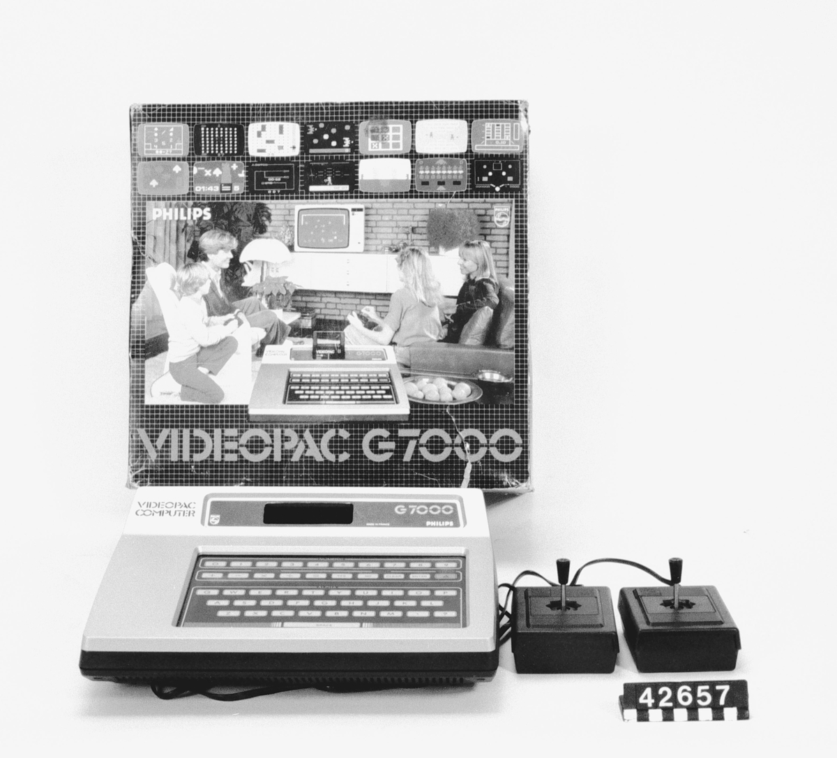 Speldator av grå och silverfärgad plast. Membrantangentbord med bokstäver, siffror och funktionstangenter. Tangentbordet användes för inlärnings- och utbildningsprogram. Spelen lagrades på spelkassetter som sattes in i ett urtag på spelkonsolens ovansida.  Två joystickar av svart plast.
Tillbehör: 2 joysticks, originalförpackning