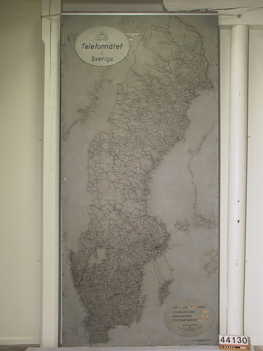 Sverigekarta visande telefonnätets utbredning 1960. Uförd i aluminiumplåt, med perforering för växelstationer och centralstationer. Avsedd för genomlysning bakifrån.