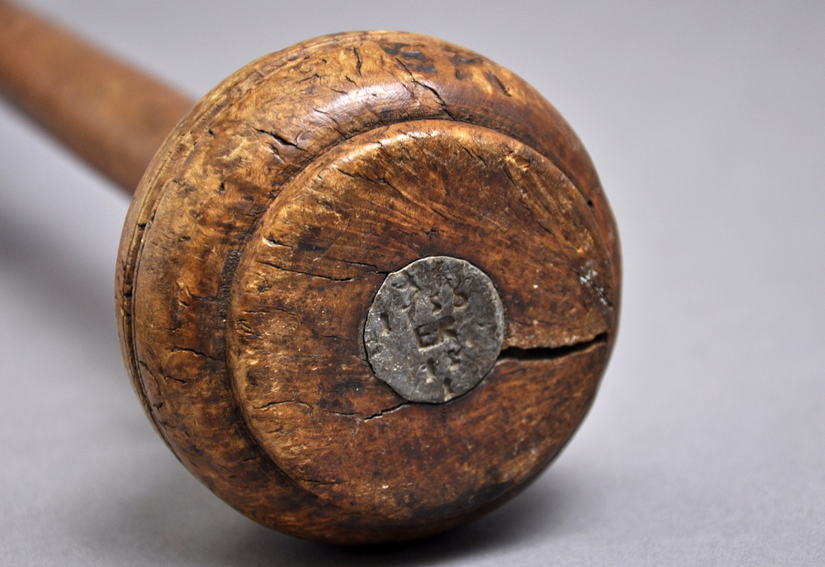 Besman av trä inristad 1756 och signatur  UER med blyvikt i träklumpen. Krönt av ER 1756-01-15+ en krona