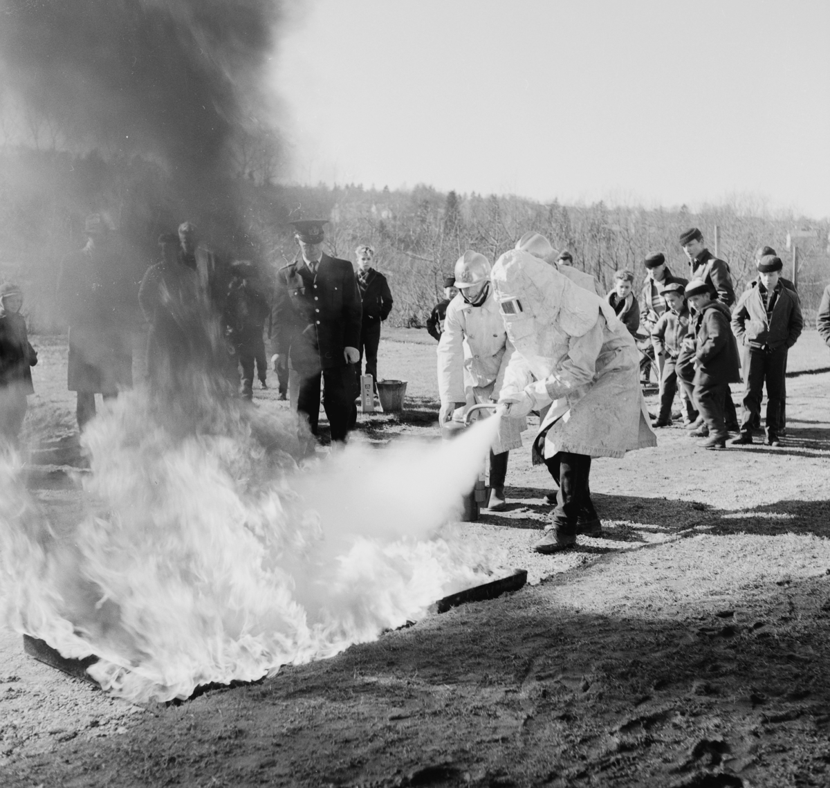 Skolungdomar på brandövning på Sotarevallen i Huskvarna en dag i mars månad.