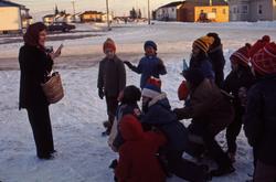 Mannskapet fotograferer barn i inuitt-landsbyen på Newfoundl