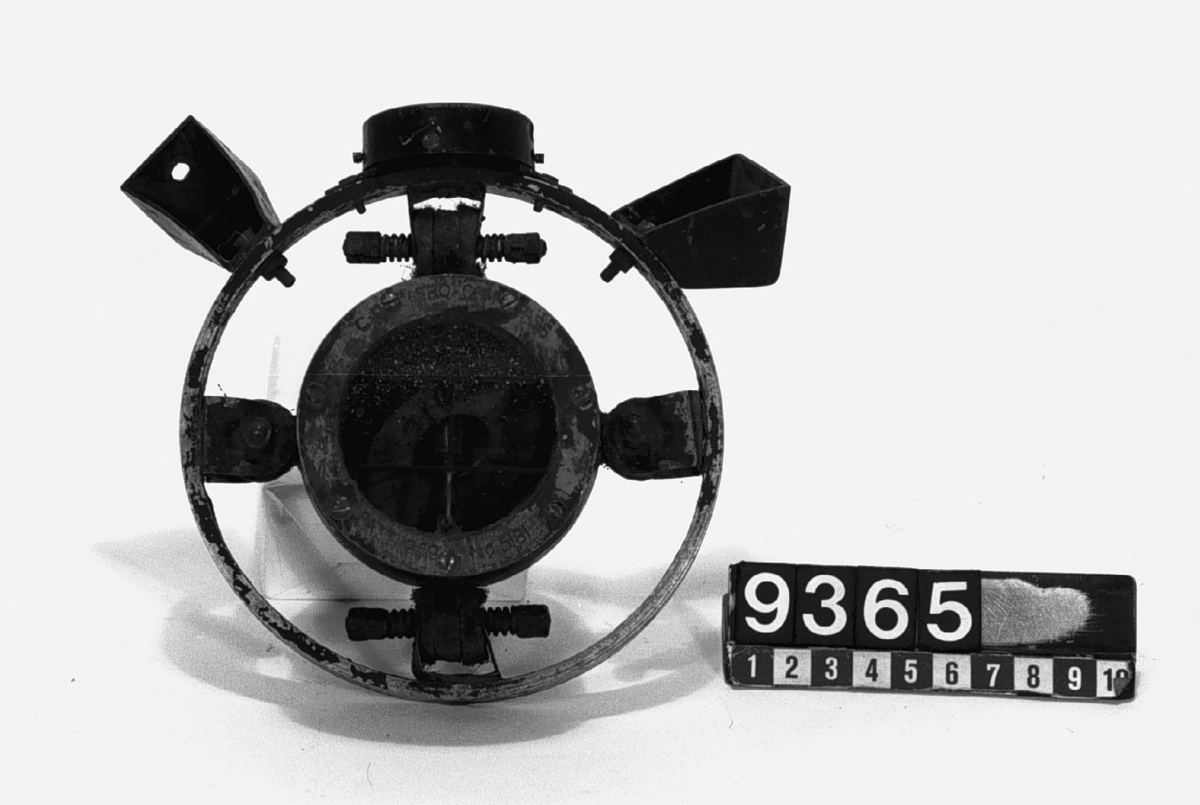 Kompass för navigering av flygplan, Hughes konstruktion. Använd i Breguet B1. Max: 200 x 170 x 100. Vätskefullt hus med flytande, rund skiva, monterat i ring med fästöron. Svartlackerat järn, lackeringen är starkt avnött. "Pat. 1148 1915 Creagh Osborne Radium Compass".