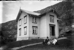 Fotsamling etter Hans Tveito. "Knut Skarprud og Signe med ba