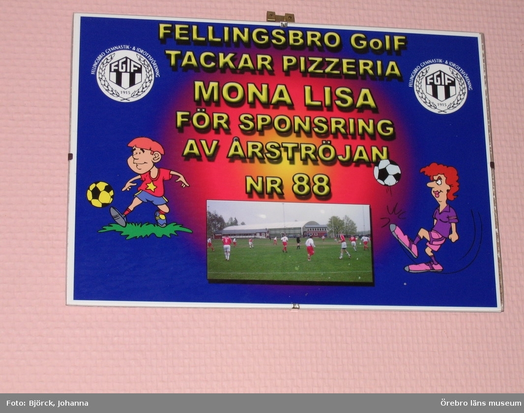 Pizzeria Mona Lisa i Fellingsbro, tavla på väggen med tack för sponsring till det lokala fotbollslaget.
Bilder tagna i samband med dokumentationsprojektet "Pizzerior och paraboler", delprojektet "Pizzerior i Örebro län".
Dnr: 2004.250.068