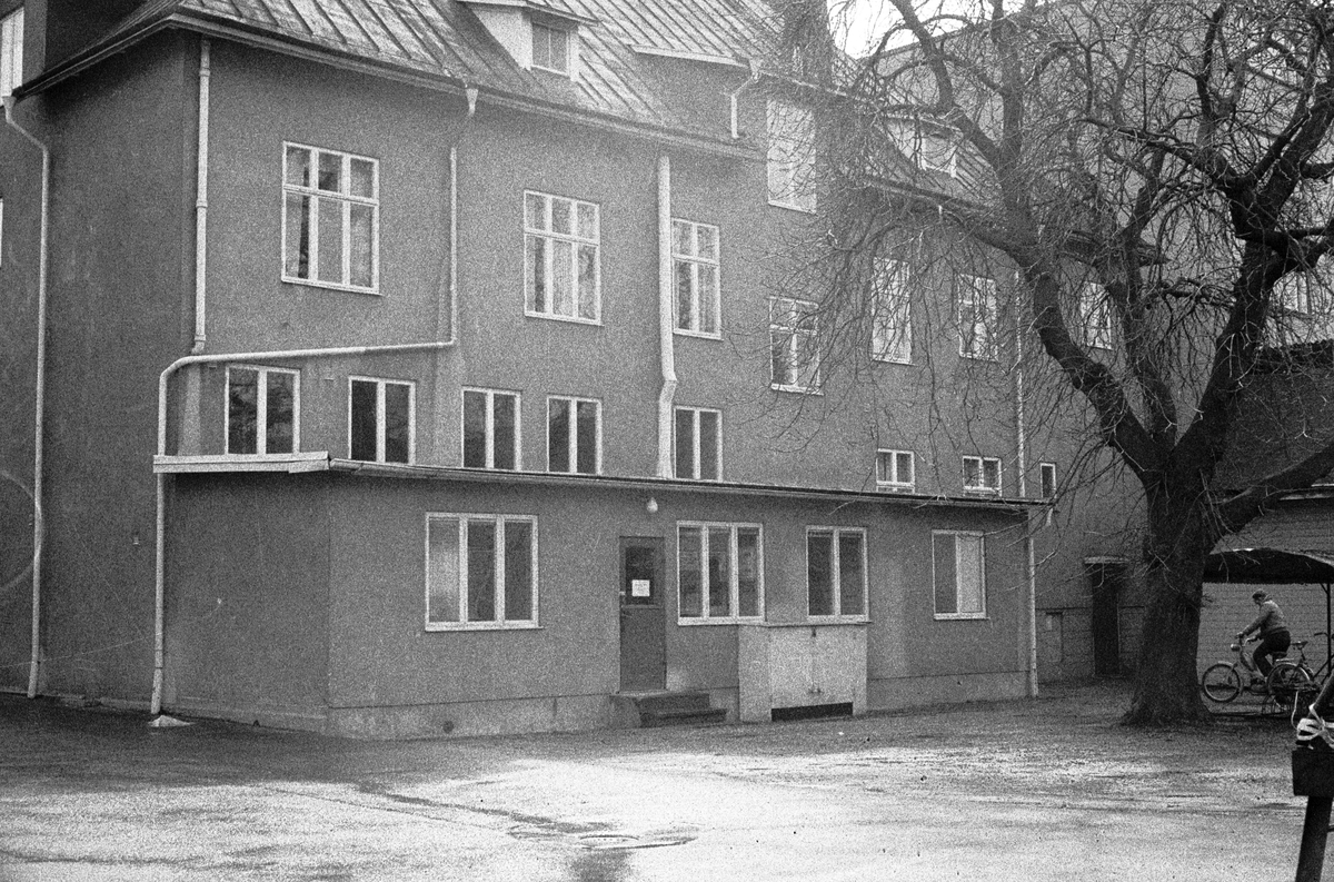 Fastigheten till vänster är baksidan på Apoteket på Rosenborgsgatan i Huskvarna.