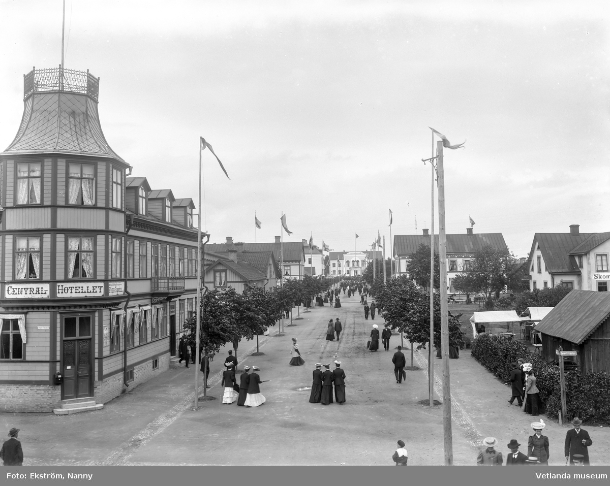 Serie med tre bilder tagna från stationen i Vetlanda på Stationsgatan i samband med Östra härads lantbruks- och industriutställning 1907.