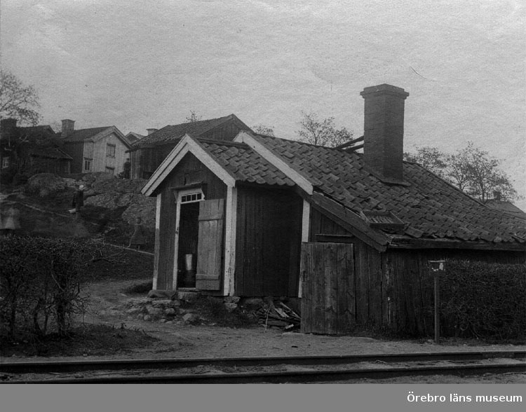 Dahlström "pluggens" koja på söder. Askersunds äldsta hus, Sagers stuga i Strandparken. Den  blev kvar efter stora stadsbranden 1776.