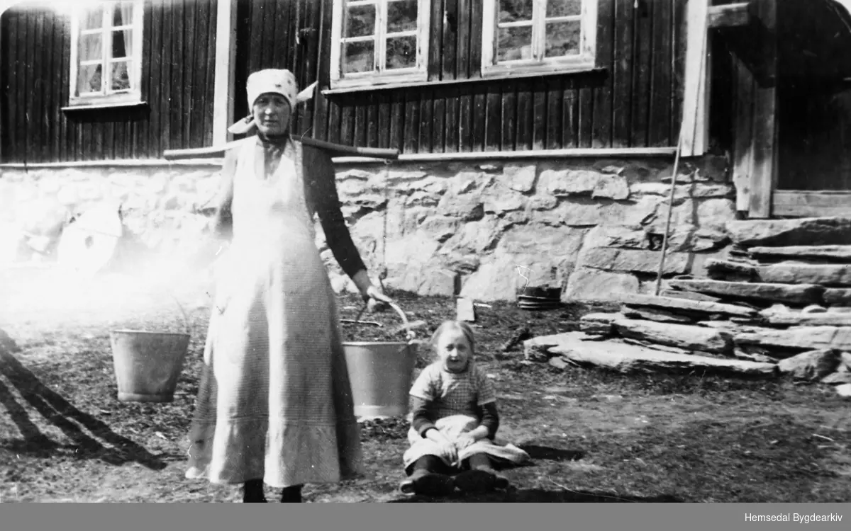 Ragnhild E. Huso (1883-1972) med dottera Margit, fødd 1912