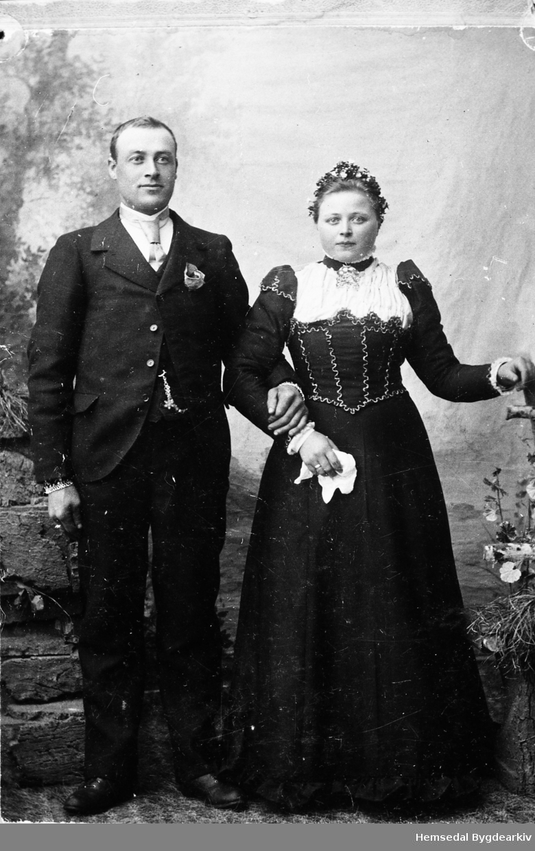 Eit staseleg brurepar. Knut O. Grøthe (1871-1958) og Margit, fødd Jordheim (18682-1962)