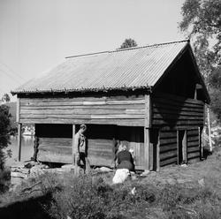 En familie på besøk ved Volda bygdetun. De er fotografert fo