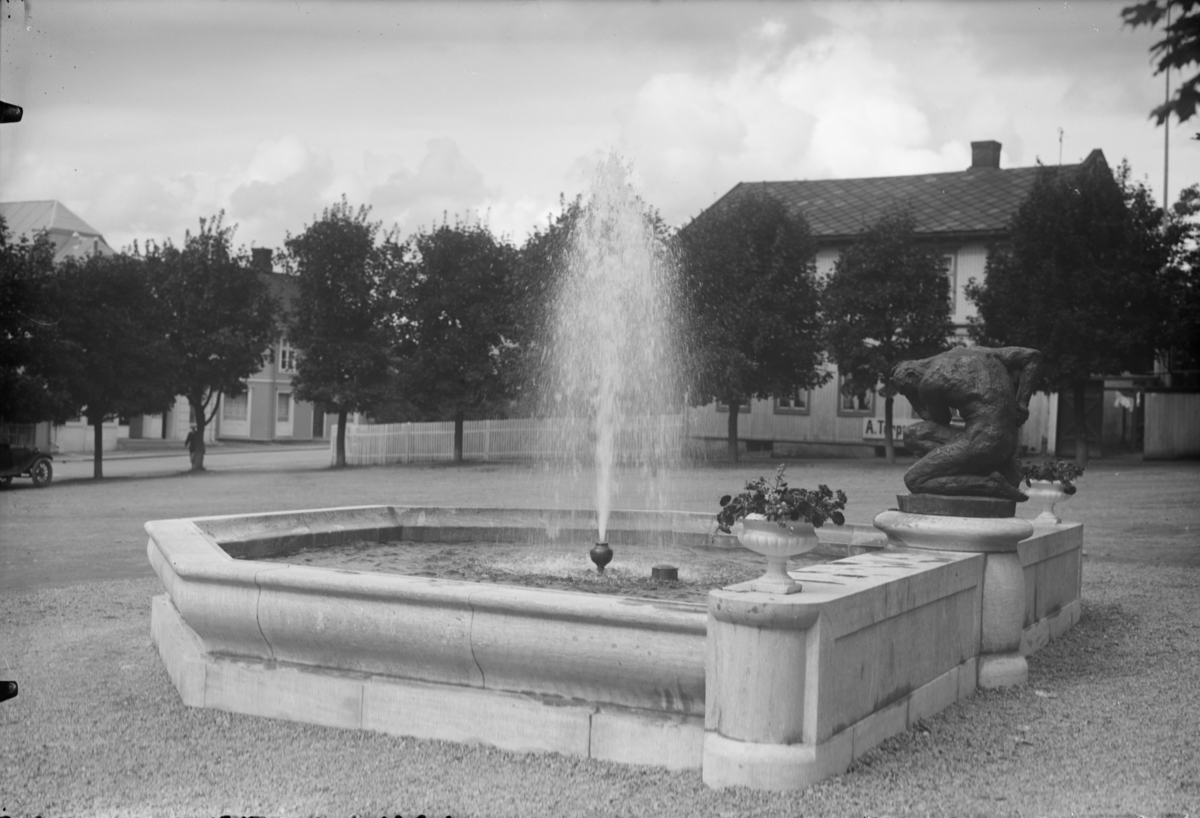 Gatebilde Kirkegata og Stortorget.  Fontenen og statuen "Slaven" av Rolf Lunde.