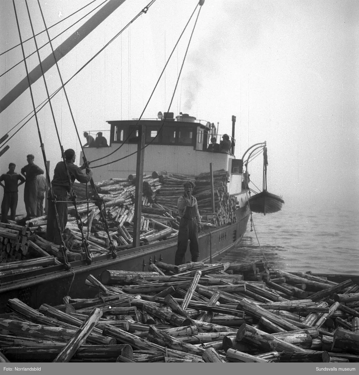 Den finska skutan Tärnö från Kaskö stötte på grund utanför Spikarna i den tjocka dimman en sommarnatt 1951. Båten var på väg till Essvik med massaved som delvis fick lastas över på pråmar för att få båten av grundet.