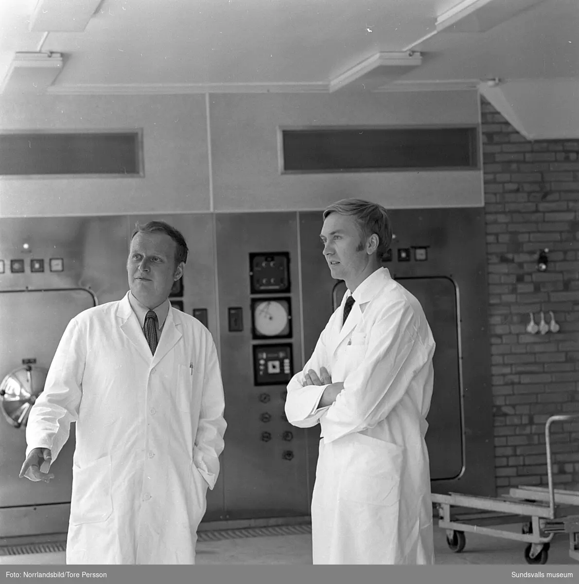 ACO Apotekslaboratorium i Matfors. Bilder från verksamheten, porträtt av personal samt exteriörbild. Kvinnorna på bild 10 är Ulla Svedin och Ginger Hansson.