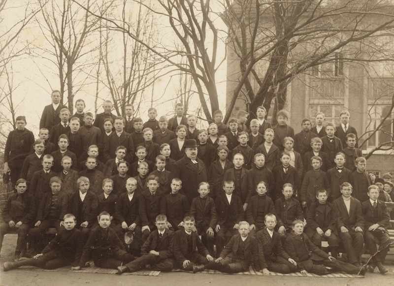 Gruppbild med präst, Centralskolan exteriör, foto:Rudolf Pettersson ...