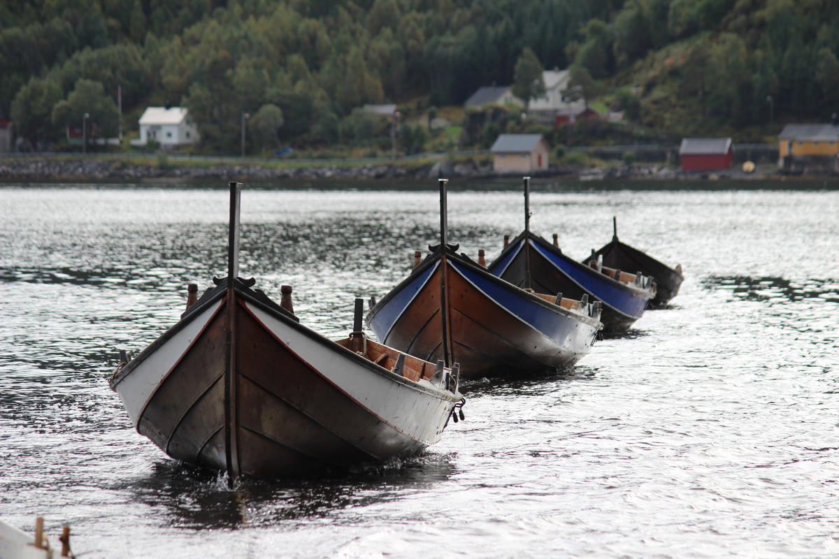 "Åfjord boat" is the name of our local boat type. They also have names for their sizes. The boats on this picture are the size "halvfjerming" (23-27 ft), making them "Åfjords halvfjerming". (Foto/Photo)