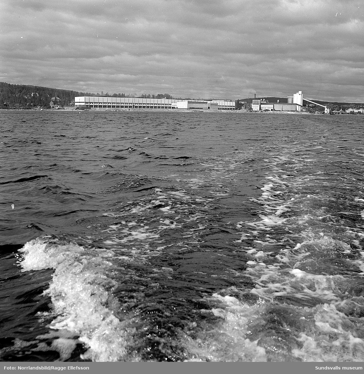 Aluminiumkompaniet fotograferat från båt.