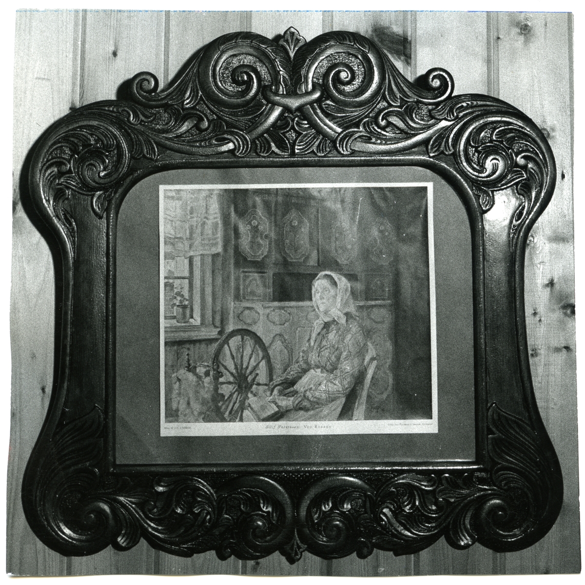 Avfotografering av maleriet "Ved rokken" av Eilif Petersen. Ramer er skåret ut av Engebret Lundemoen.