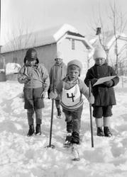 Tre gutter på skirenn på kvartal Y. Harlandsvegen. Lilletorg