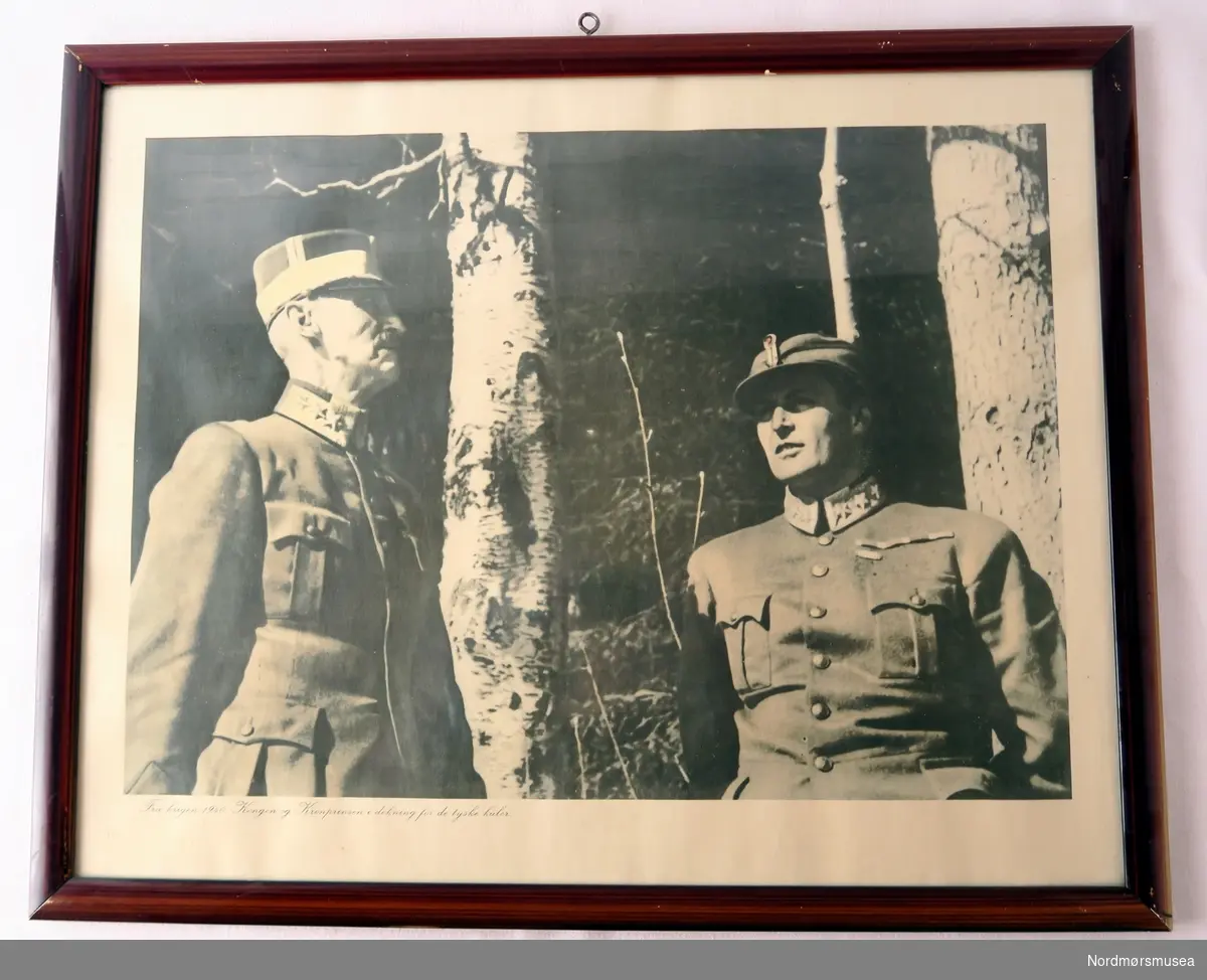 Bildet viser kong Haakon og kronprins Olav ved "kongebjørka" i Molde i 1940.