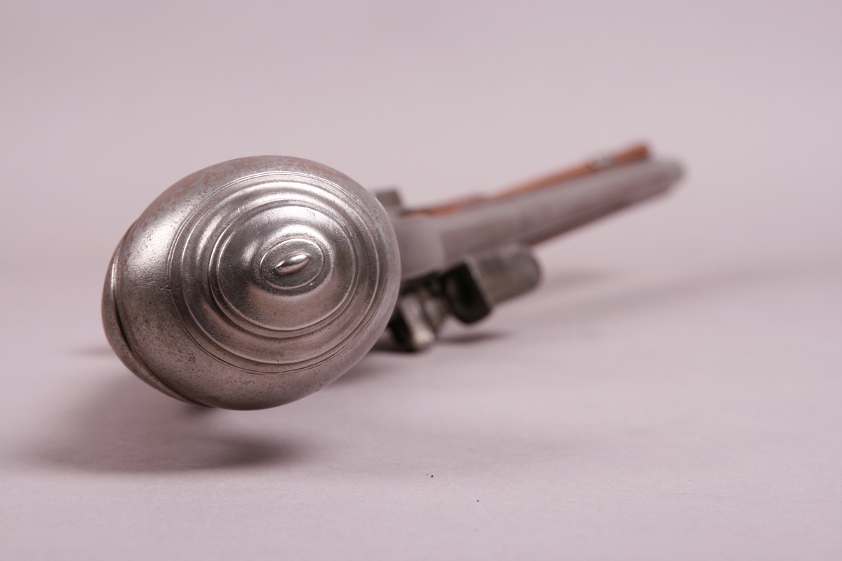 13,7 mm 32 lødig flintlåspistol fra siste halvdel av 1600-tallet. Pistolen har to piper (over og under). De dreies for hånd og låses med en innvendig hake på avtrekkerbøylen som er fjærende. Pipene og beslaget er av polert jern og skjeftet av bøk. Ladestokkene står i skjeftene mellom pipene og de holdes fast av jernrørken. Ladestokken er av tre med en trekker av jern i den ene enden. (Begge stokkene er brukket og den ene mangler trekker). 
Forskjeftene er en del defekt med små mangler. Skjeftet er svært lite utstyrt med dekorerende utskjæringer.
Låsblikkene på høyre side har også lite gravering for dekor, men navnet Jaan Knoop, Utrecht, med en løpende hjort under,som løper fra venstre mot høyre. Panner, beslag og pannedeksel er lite dekorert. Pipenes lengde er 313 mm. Bakerst er pipene åttekantet, men de to kantene som vender til sidene er litt bredere enn de andre. Høyde 21 mm, bredde 20 mm. 
Fra enden og forover smalner pipene av og går over i sylinderform, som ender i en markert overgang 98 mm fra enden. 
Foran overgangen er pipene runde, 16,5 mm, og avtar sakte forover til munningen hvor de er 15 mm. 
Den ene av pipene på hver pistol har på undersiden 2 stempler som er vanskelig å tyde. Ligner på Stöckel 2201, men er sannsynligvis ikke det. Det andre har mye til felles med Stöckel 1754. Er dette riktig, må det antas å være Utrecht kontrollstempel. 
På de andre pipene er det umulig å finne stempler. 
(Arkivkilde: Brun bok)
