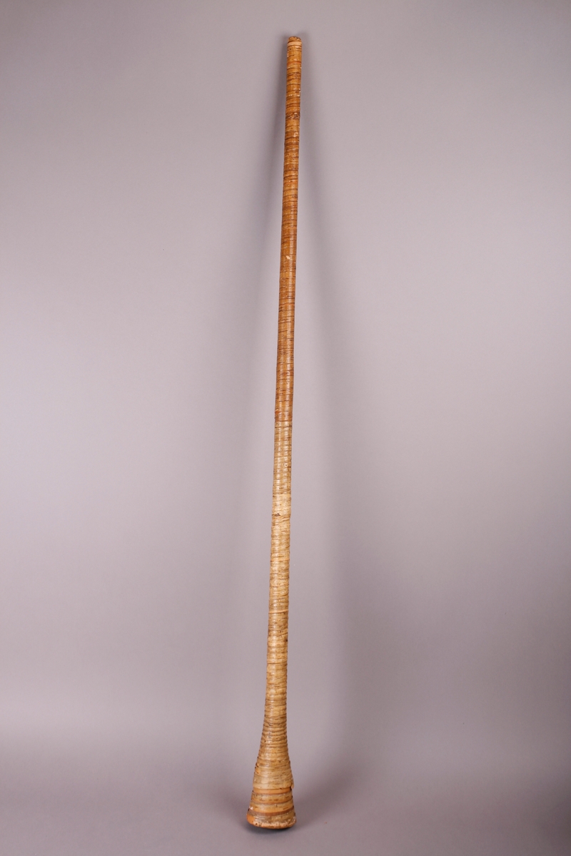 Blåseinstrument bestående av to rette, uthulete trestykker, formet til og surret med bjørkenever.