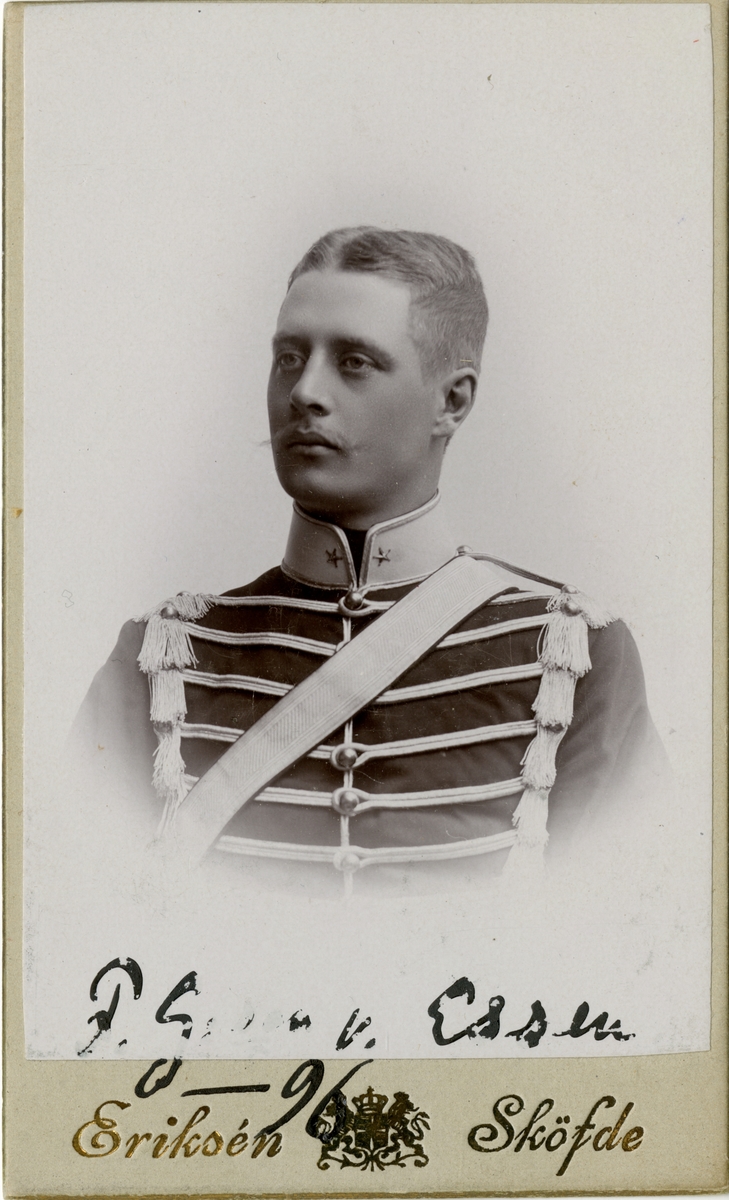 Porträtt av Fredrik Gustaf G:son von Essen, underlöjtnant vid Livregementets husarer K 3.

Se även bild AMA.0001038.
