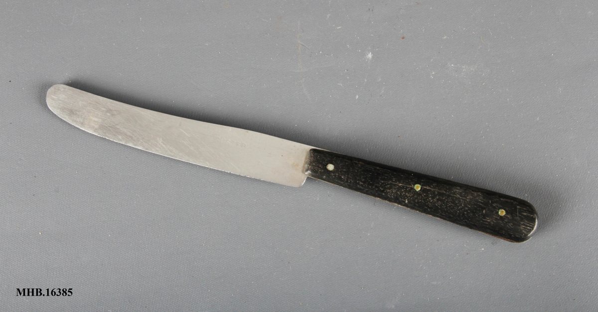 Bordkniv med avrundet blad og treskaft.