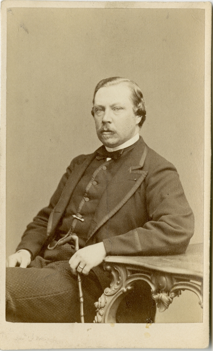 Porträtt av Edvard Julius Breitholtz, officer vid Svea artilleriregemente A 1.

Se även bild AMA.0000993 och AMA.0000959.