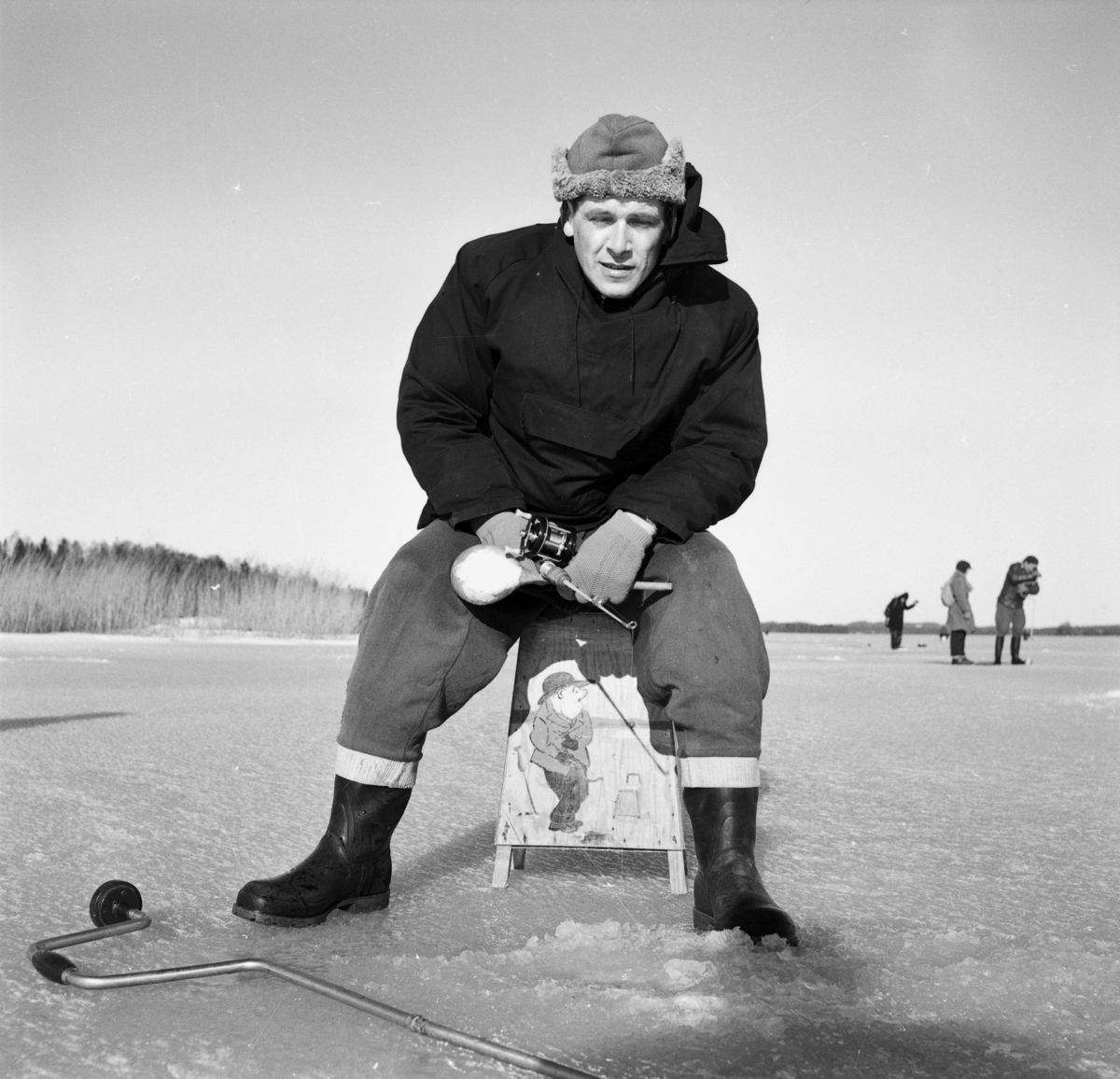 En man sitter o pimplar under en pimpeltävling på sjön Nätaren utanför Lekeryd den 22 februari.
