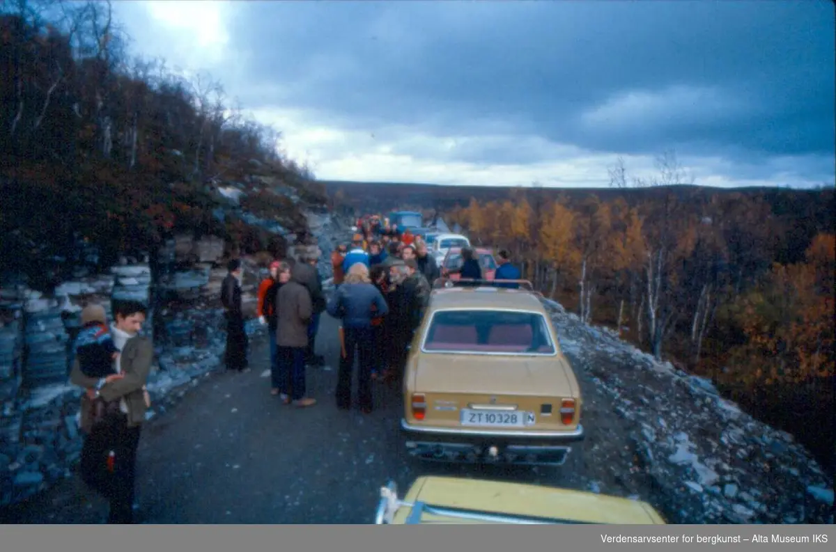 Borgervern på besøk oktober 1979. Altasaken. Nullpunktet. Mennesker. Biler. Vei. Volvo.