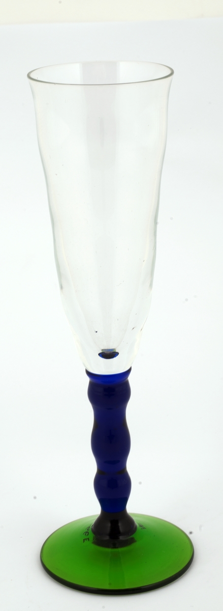 5 høye stetteglass i klart glass, blå spiralfomet stett og grønn fot.