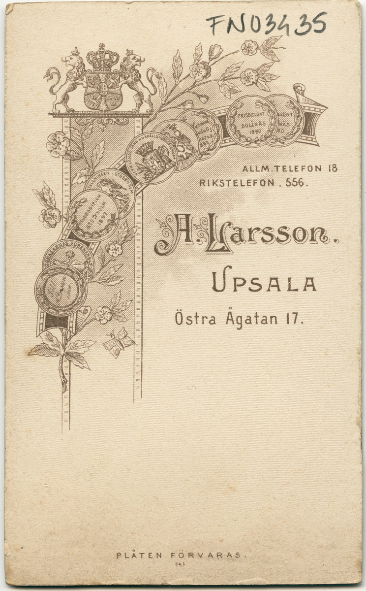 Kabinettsfotografi - kvinna står med en handfläkt i handen, Uppsala 1902