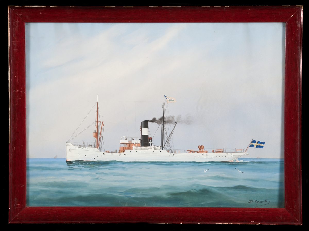 Bärgningsångfartyget "Herakles” under gång visande babords sida. Skrovet vitmålat med däcksbyggnad målat i brunt. Fartyget riggat med två master. Neptunbolagets flagga på stortoppen och svensk flagg akter ut.
