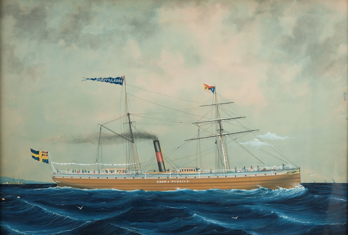 Ångaren "Södra Sverige" till sjöss visande styrbords sida. Ljusbrunt skrov med namn midskepps, samt svart skorsten med rött band. Tre rår på fockmasten.