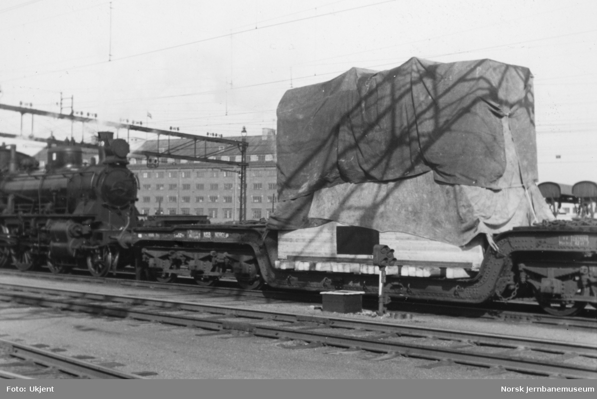 Transformator fra Per Kure til Oslo V, opplastet på dyplastevogn litra Trfo4 nr. 16505, trukket av damplokomotiv type 27b nr. 369