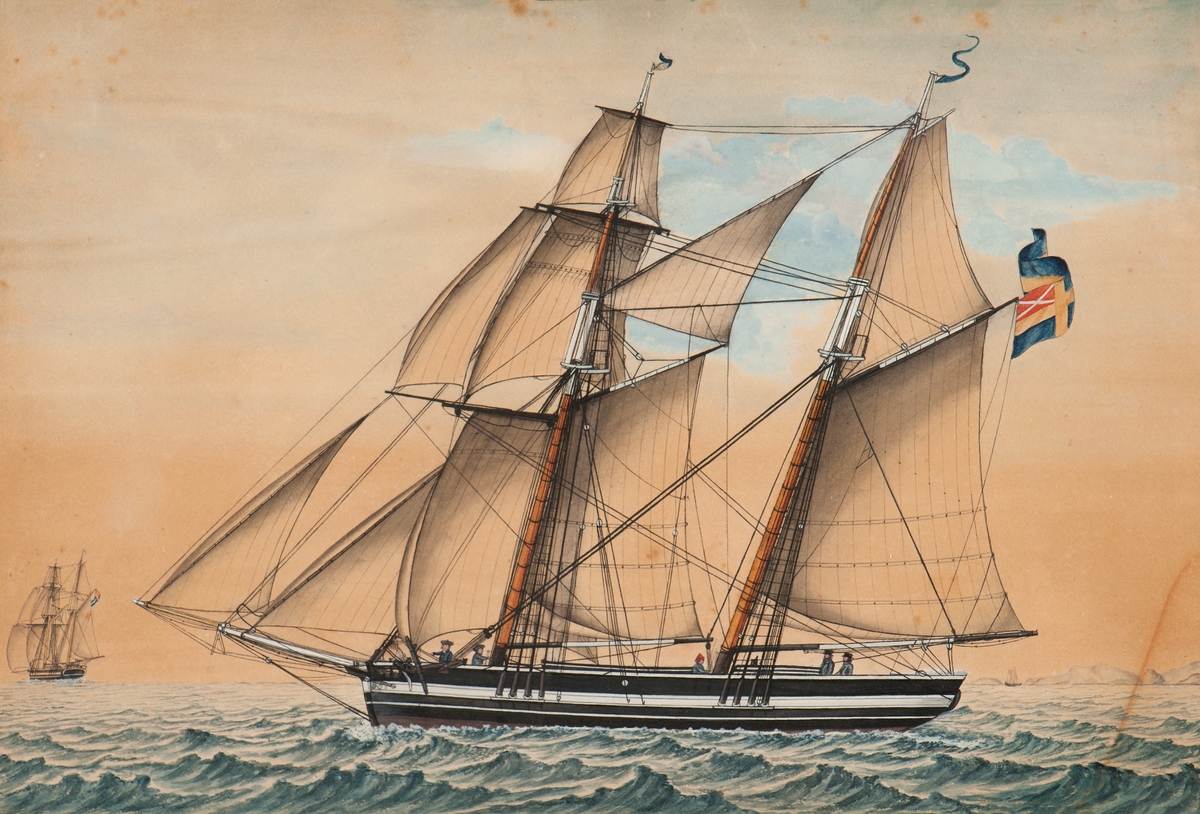 Skonerten HEDDA seglande med vinden på babords låring, visande lovarts sida och förande alla segel, utom stagfocken. Äldre svensk unionsflagga på gaffeln. I bakgrunden bild av samma  fartyg.