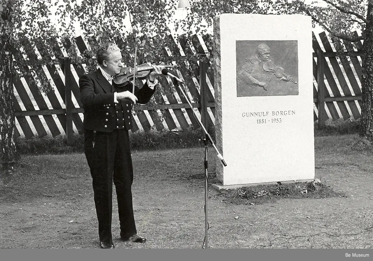 Under avdukinga av minnesteinen over Gunnulf Borgen spela Jens Amundsen "Markensmåndagen" i form etter den gamle læremeisteren sin.