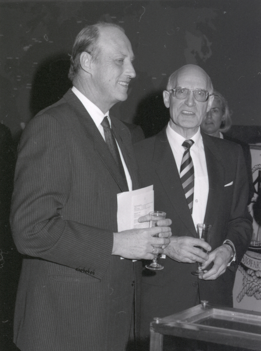 Kronprins Harald og direktør Pettersen i forbindelse med åpning av utstillingen - Handelsflåten i krig 1939-1945.