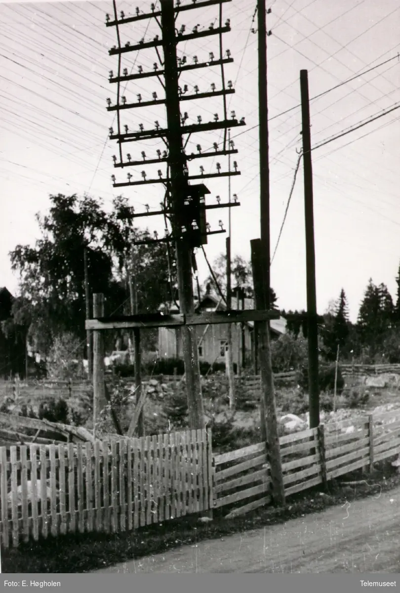 Åsbygda manuelle telefonsentral, Romedal i Stange. Nærbilde av siste stolpe før huset.