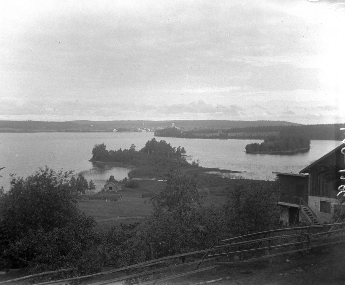 Nora, utsikt.
Bilden är sannolikt tagen från den branta backen "Lejonbacken". Man ser den lilla ön till höger, Bockholmen och den stora ön bakom som är Alntorps ö.