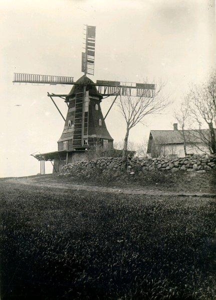 Gamla väderkvarnen på Viken. En av Falbygdens sista väderkvarnar. Hollandstyp. Raserad 1916.